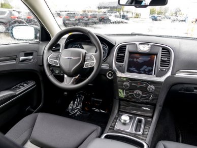 2022 CHRYSLER 300 Touring - Image 11