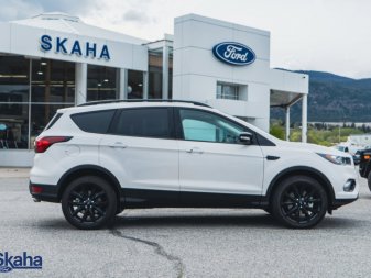 FORD Escape Titanium 4WD | Leather Seats, Air Conditioning, Apple Car play Android Auto 1FMCU9J98KUB35978 22276
