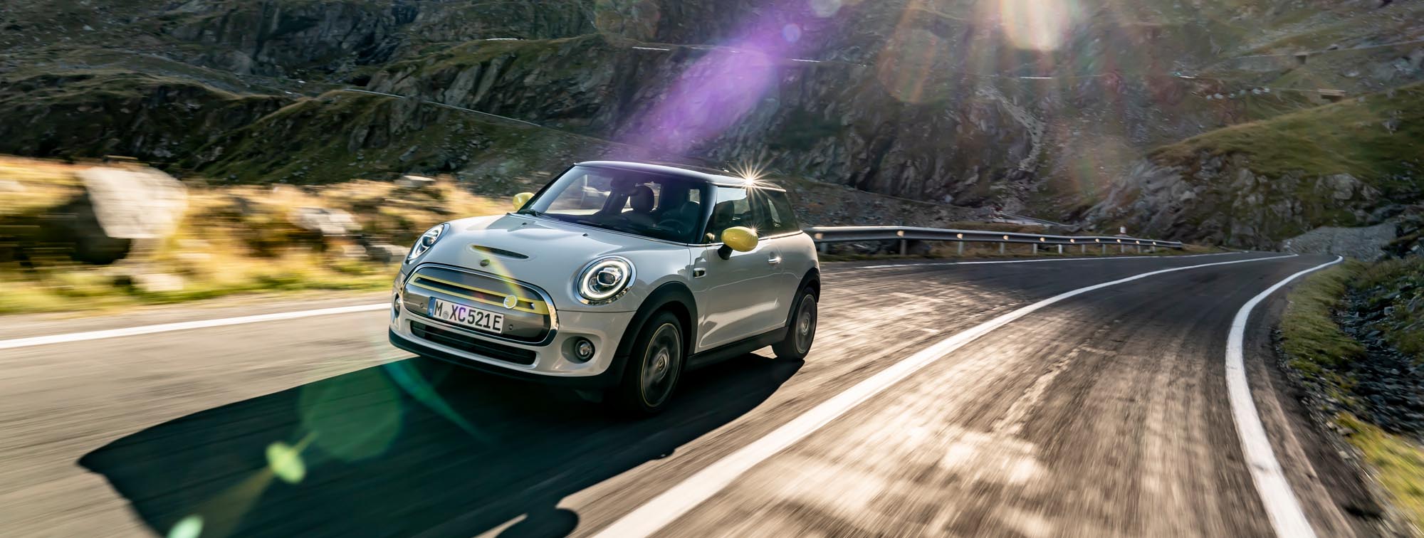 eyes on auto's Matthias bode takes the green drive in the electric mini cooper se