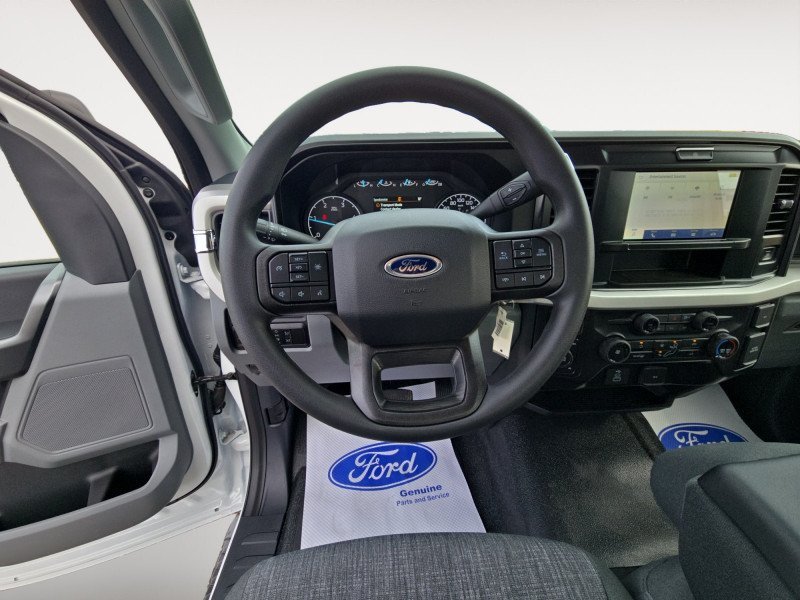 Ford Super Duty F-600 DRW XLT  - Diesel Engine 1FDFF6LT3SDA08747 121093