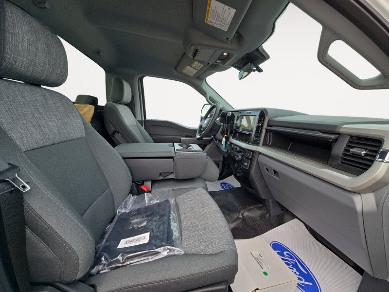 Ford Super Duty F-600 DRW XLT  - Diesel Engine 1FDFF6LT3SDA08747 121095