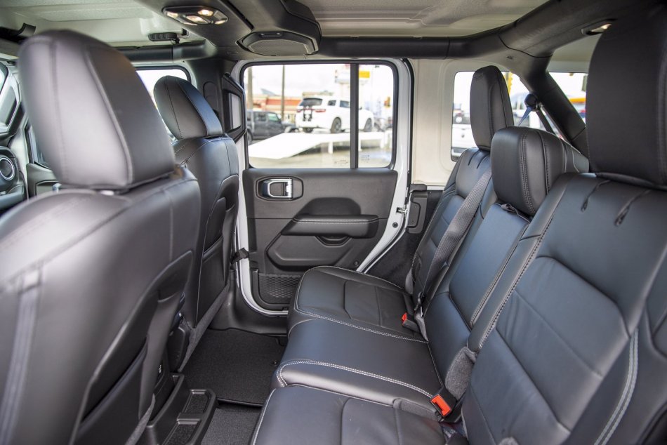 JEEP Wrangler Unlimited Sahara 1C4HJXEM1NW113481 102703