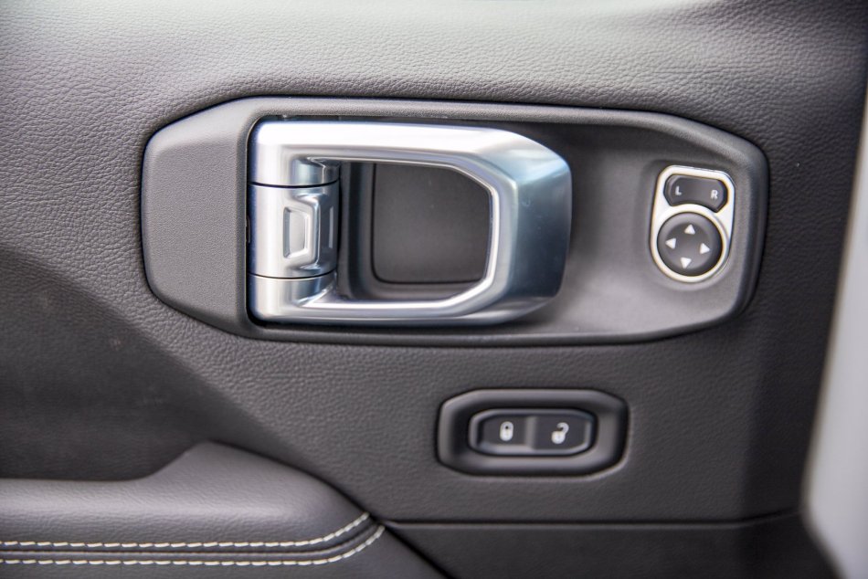 JEEP Wrangler Unlimited Sahara 1C4HJXEM1NW113481 102706