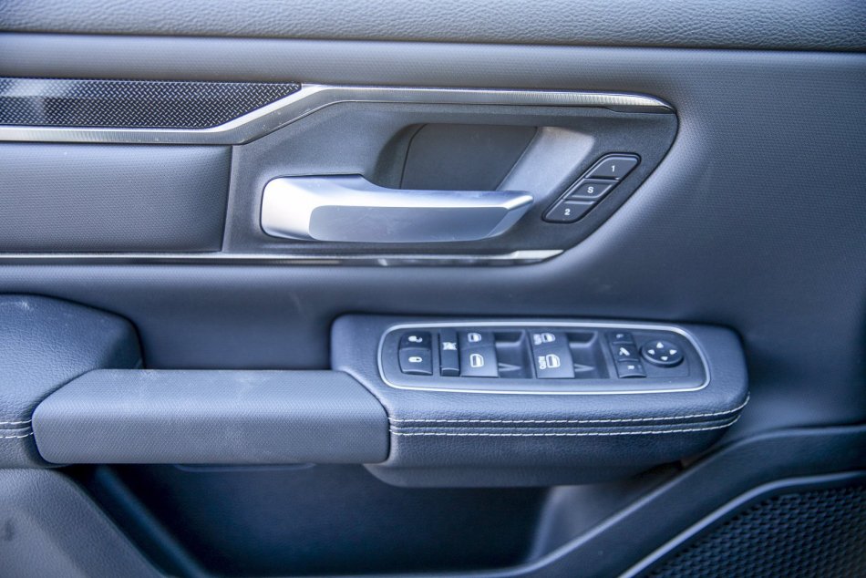 RAM 1500 Sport 1C6SRFVT2NN108190 100516