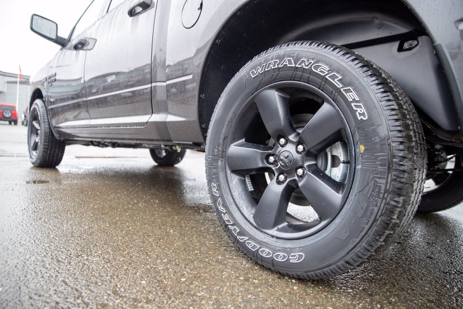 RAM 1500 Classic Night Edition 3C6RR7KT1NG215197 101981