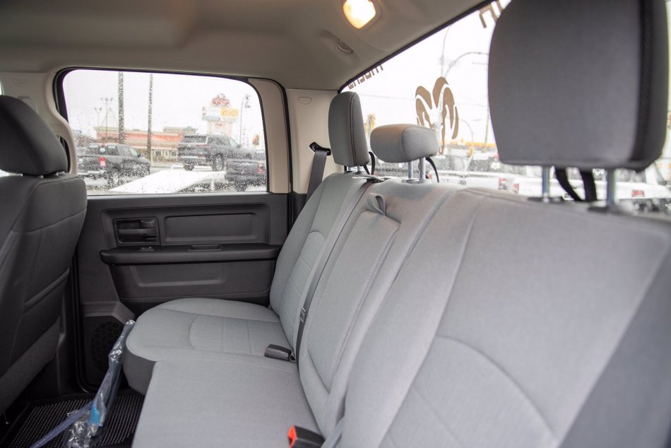 RAM 1500 Classic Night Edition 3C6RR7KT1NG215197 101985