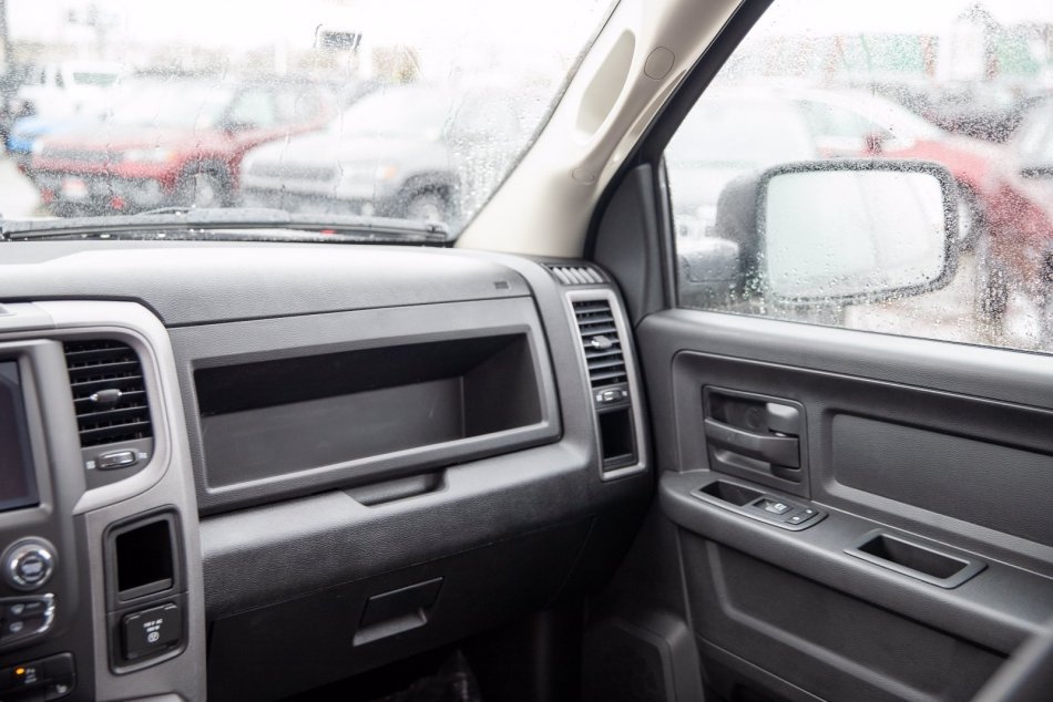 RAM 1500 Classic Night Edition 3C6RR7KT1NG215197 101988