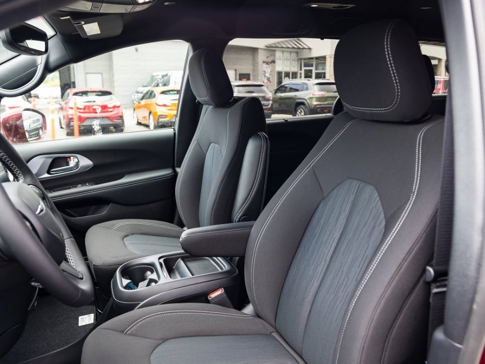 CHRYSLER Pacifica Touring 2C4RC1FG9NR126301 105513