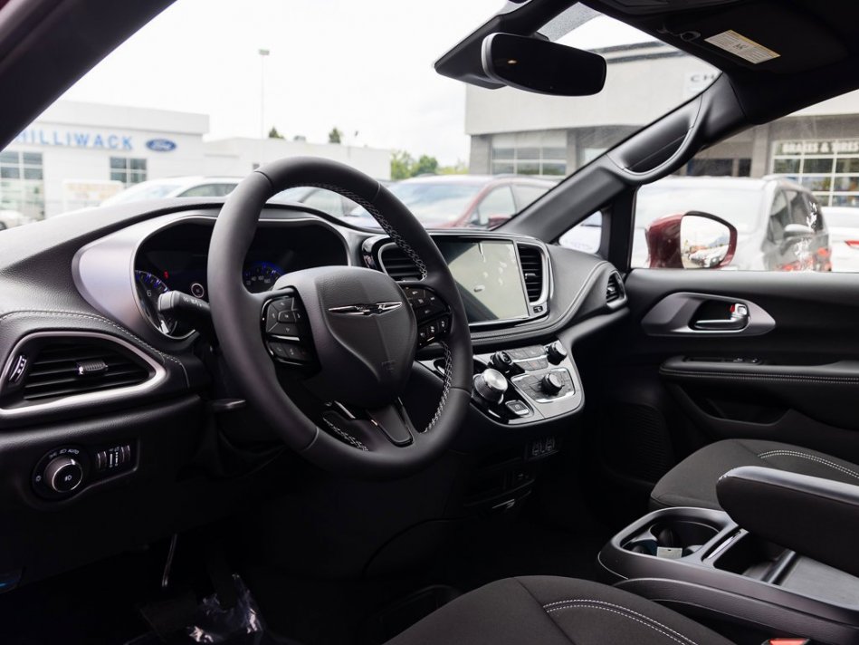 CHRYSLER Pacifica Touring 2C4RC1FG9NR126301 105514