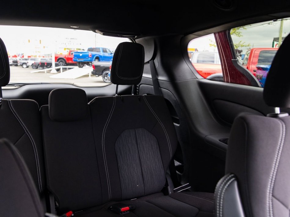 CHRYSLER Pacifica Touring 2C4RC1FG9NR126301 105523