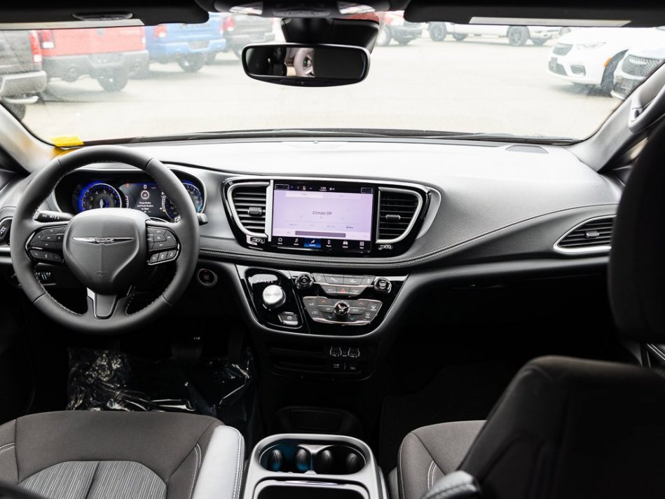 CHRYSLER Pacifica Touring 2C4RC1FG9NR126301 105524