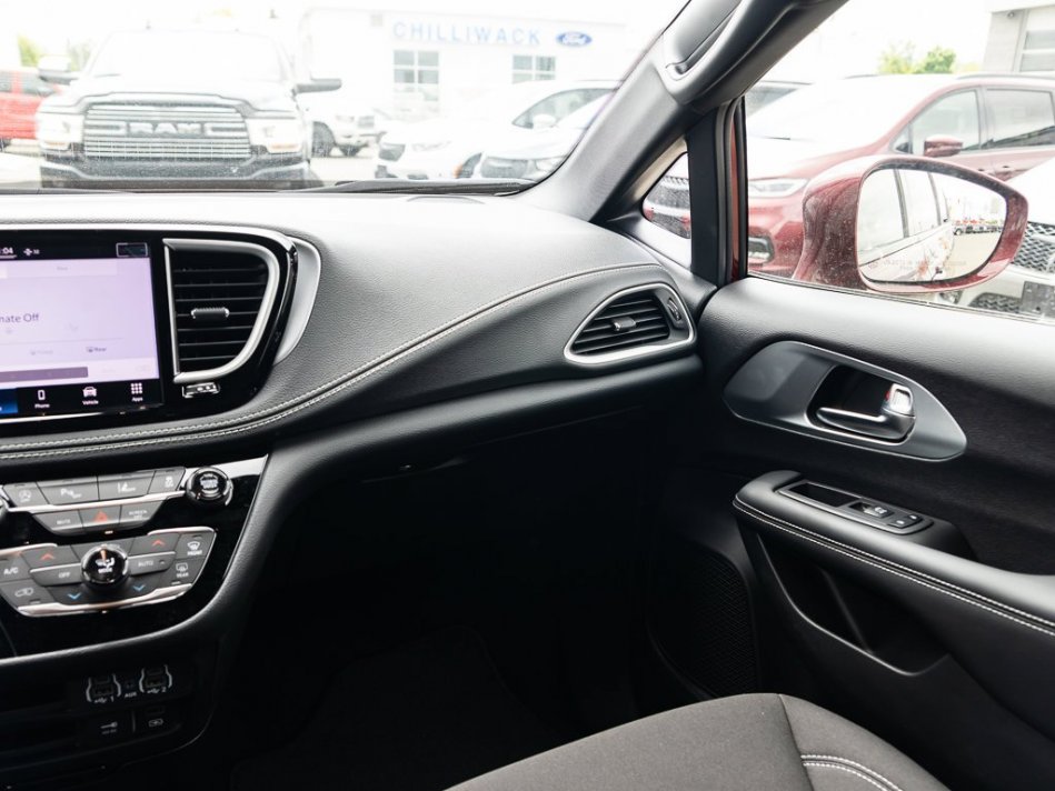 CHRYSLER Pacifica Touring 2C4RC1FG9NR126301 105527