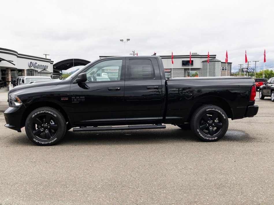 RAM 1500 Classic Night Edition 1C6RR7FT7NS155624 105290