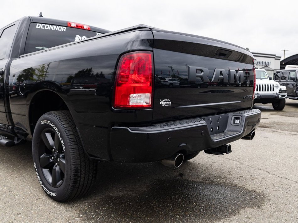 RAM 1500 Classic Night Edition 1C6RR7FT7NS155624 105293