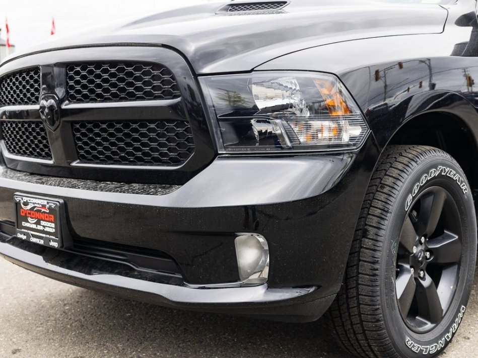 RAM 1500 Classic Night Edition 1C6RR7FT7NS155624 105296