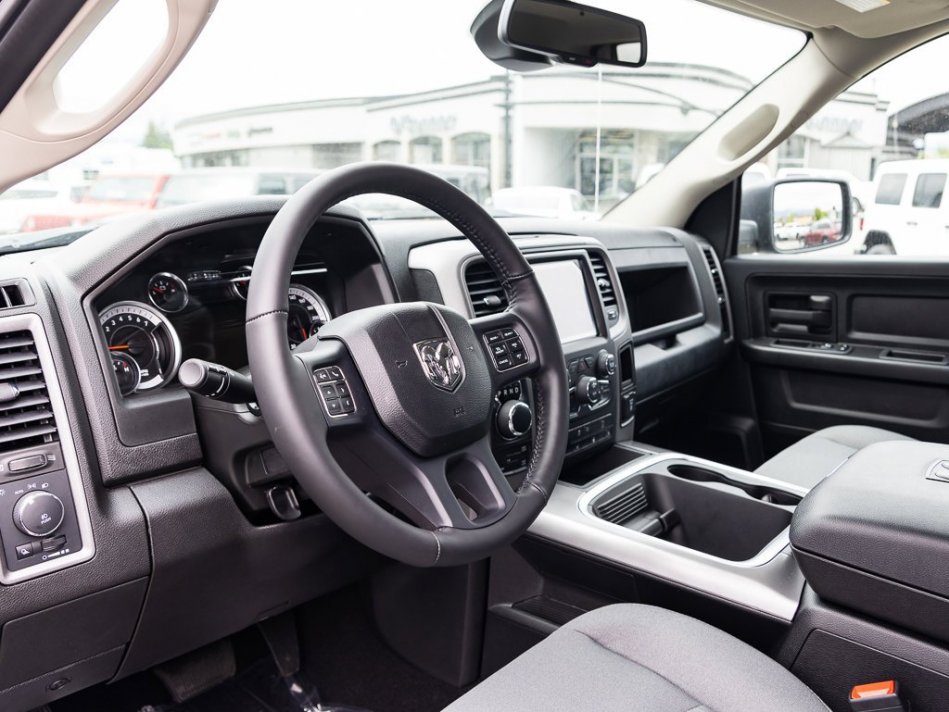 RAM 1500 Classic Night Edition 1C6RR7FT7NS155624 105298