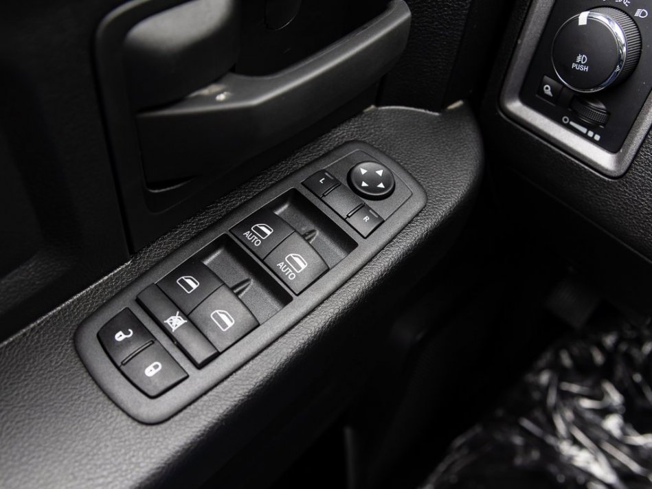 RAM 1500 Classic Night Edition 1C6RR7FT7NS155624 105303