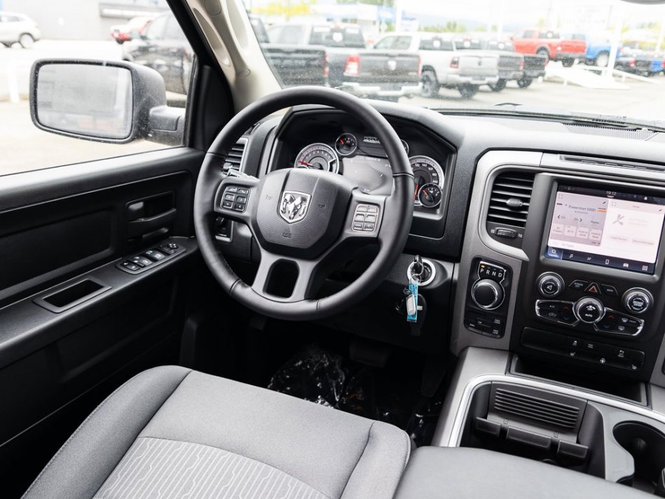 RAM 1500 Classic Night Edition 1C6RR7FT7NS155624 105307