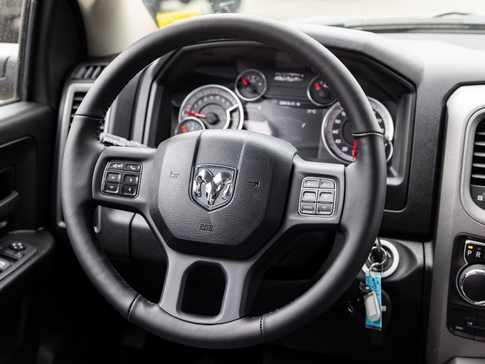 RAM 1500 Classic Night Edition 1C6RR7FT7NS155624 105308