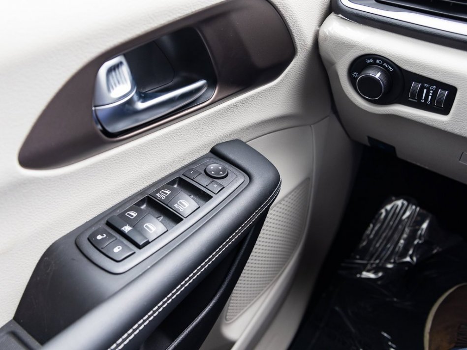 CHRYSLER Grand Caravan SXT 2C4RC1ZG4NR133927 105419