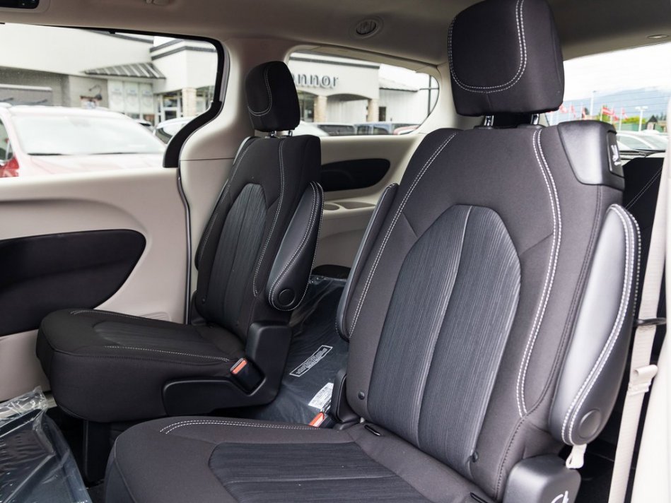 CHRYSLER Grand Caravan SXT 2C4RC1ZG4NR133927 105420