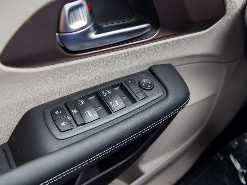 CHRYSLER Grand Caravan SXT 2C4RC1ZG5NR134536 104980