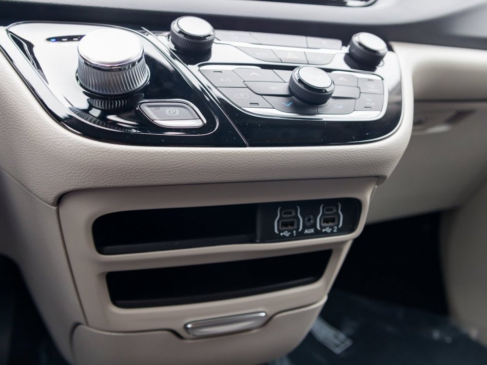 CHRYSLER Grand Caravan SXT 2C4RC1ZG5NR134536 104983