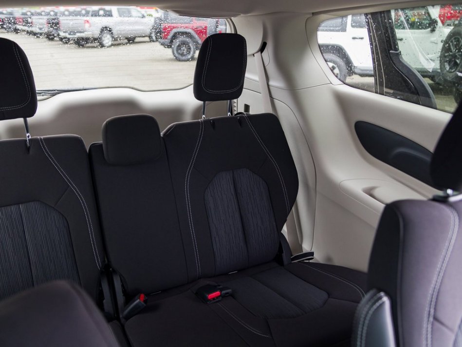 CHRYSLER Grand Caravan SXT 2C4RC1ZG5NR134536 104987