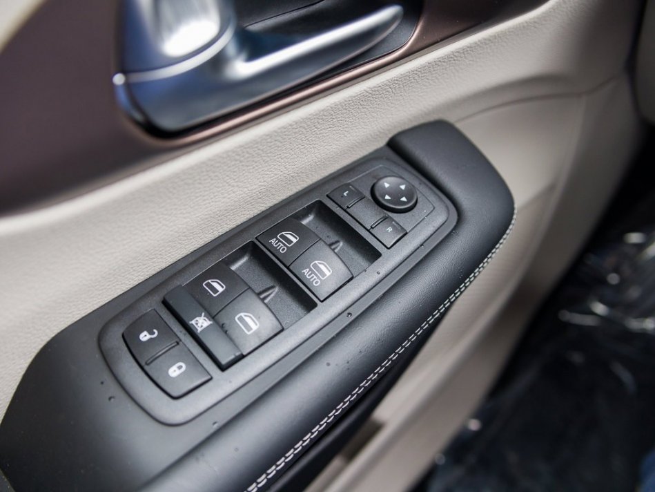 CHRYSLER Grand Caravan SXT 2C4RC1ZG6NR133928 105010