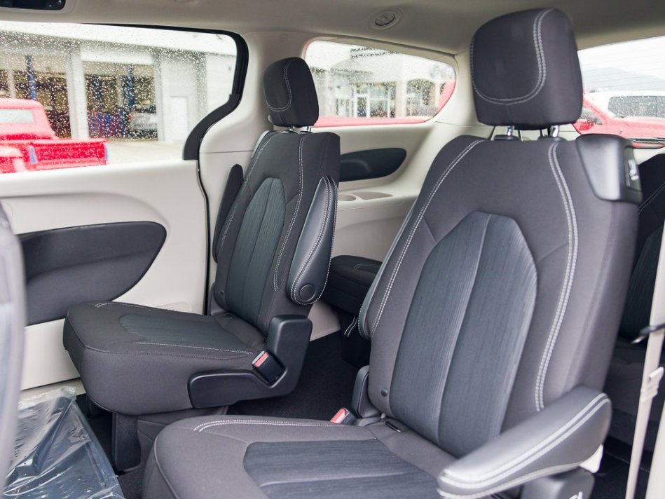 CHRYSLER Grand Caravan SXT 2C4RC1ZG6NR133928 105011