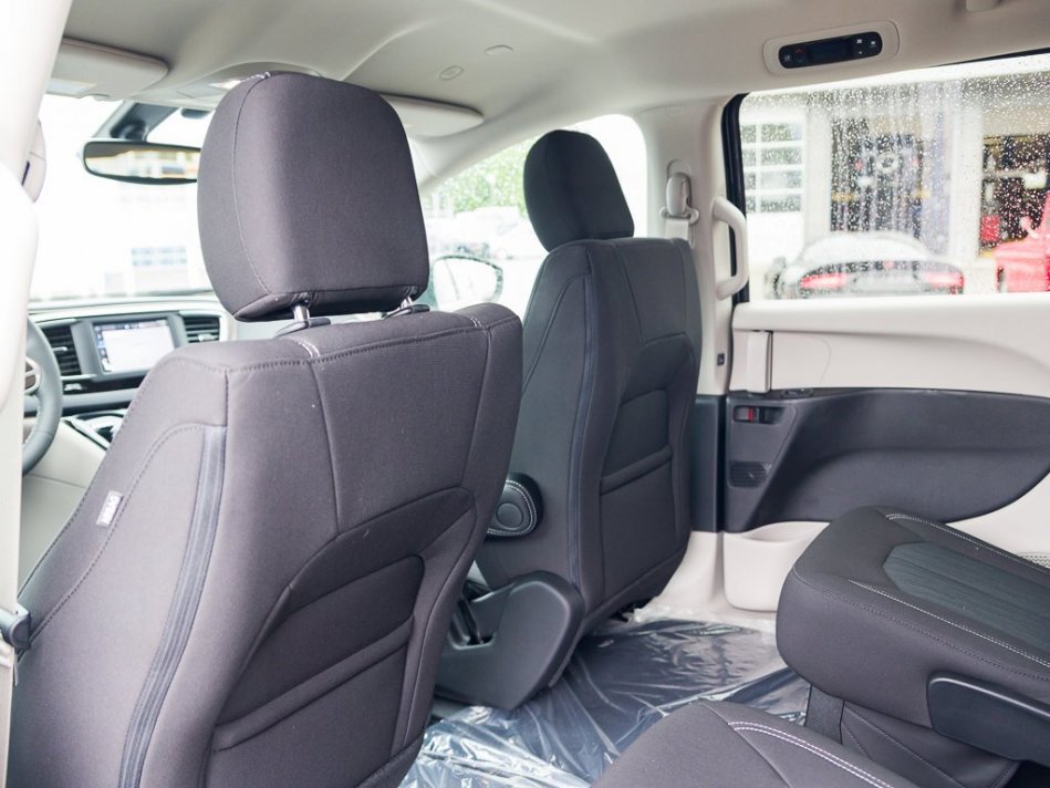 CHRYSLER Grand Caravan SXT 2C4RC1ZG6NR133928 105012