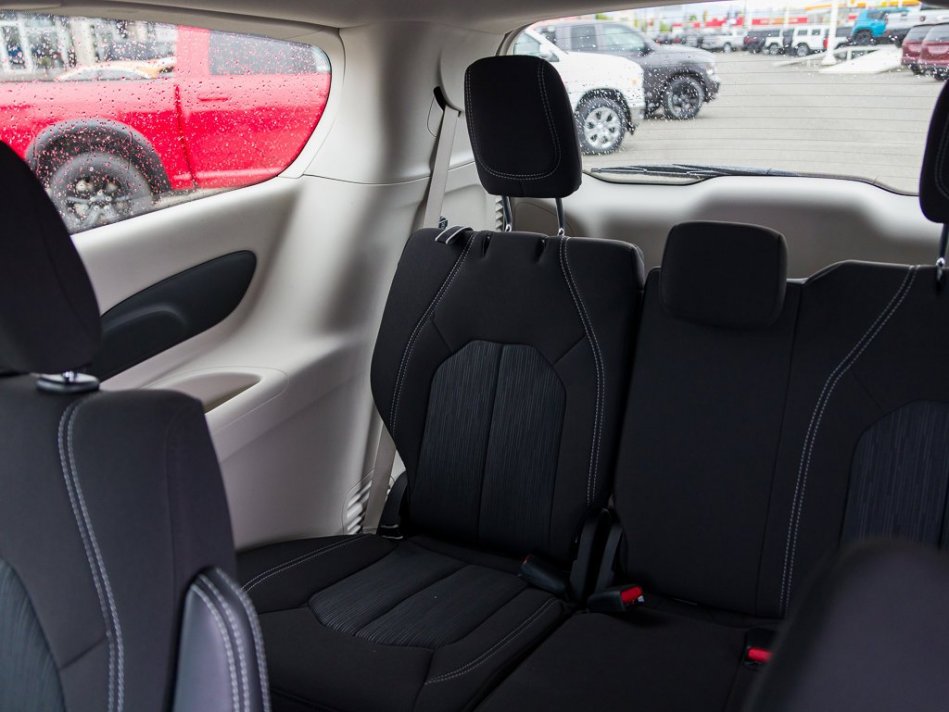 CHRYSLER Grand Caravan SXT 2C4RC1ZG6NR133928 105013