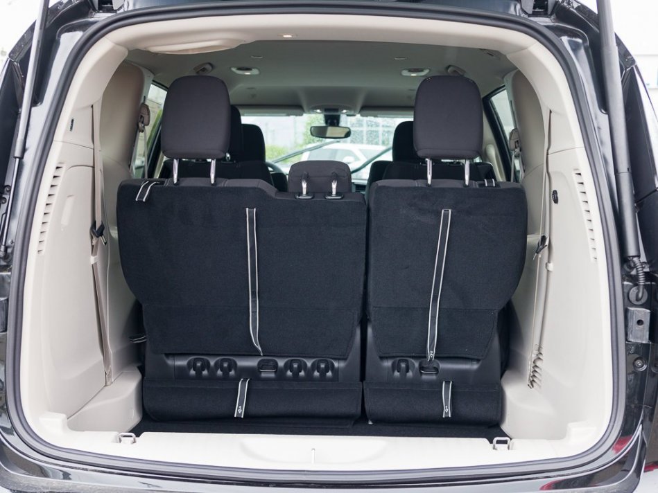 CHRYSLER Grand Caravan SXT 2C4RC1ZG6NR133928 105020