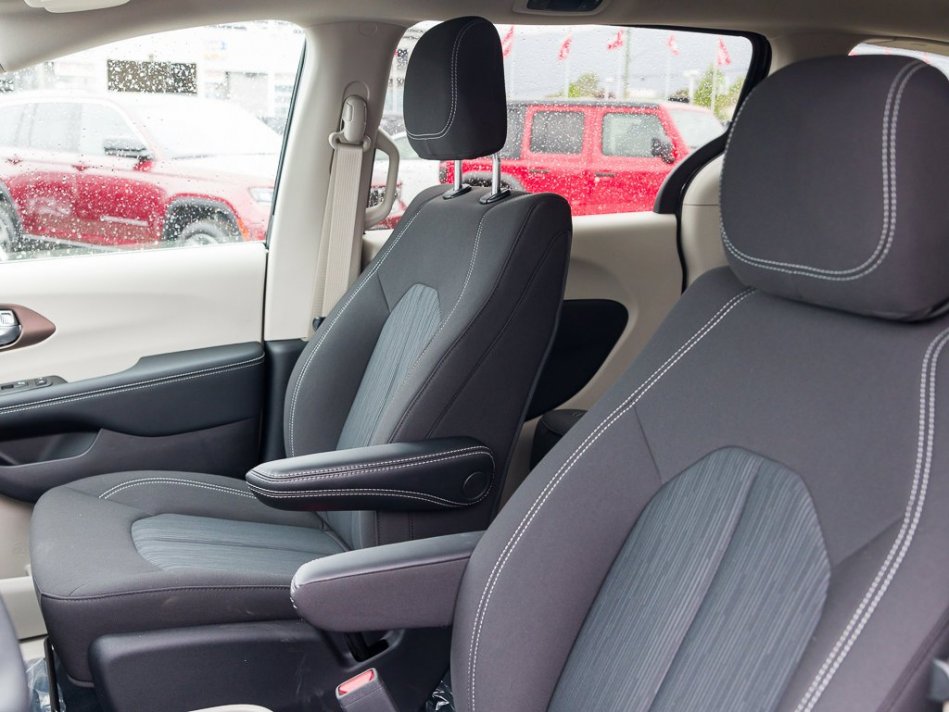 CHRYSLER Grand Caravan SXT 2C4RC1ZG7NR134537 105083