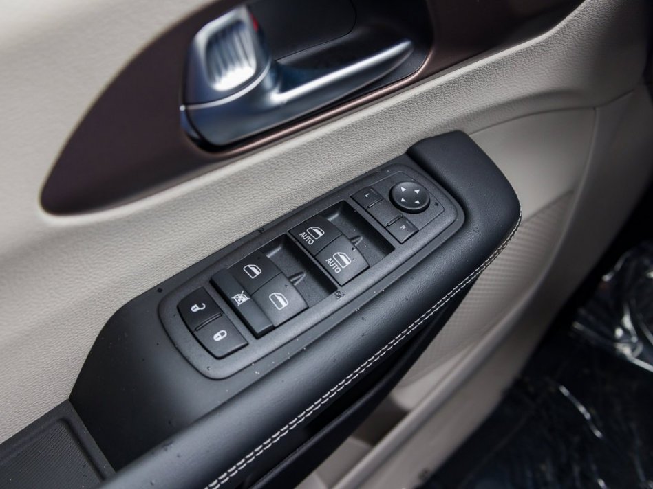 CHRYSLER Grand Caravan SXT 2C4RC1ZG7NR134537 105091