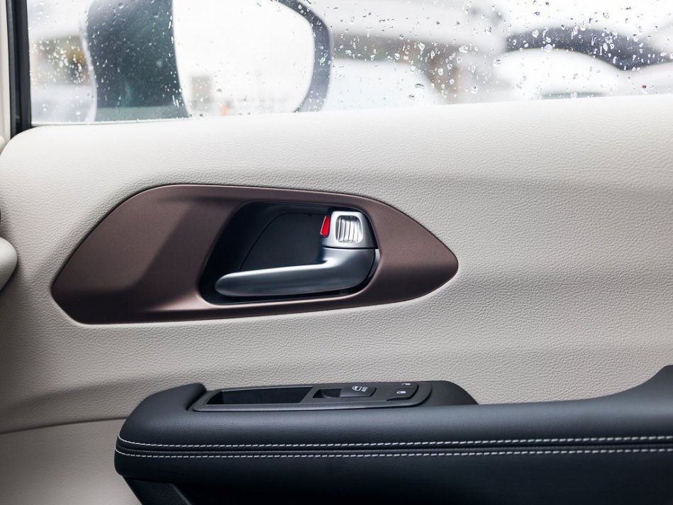 CHRYSLER Grand Caravan SXT 2C4RC1ZG7NR134537 105094