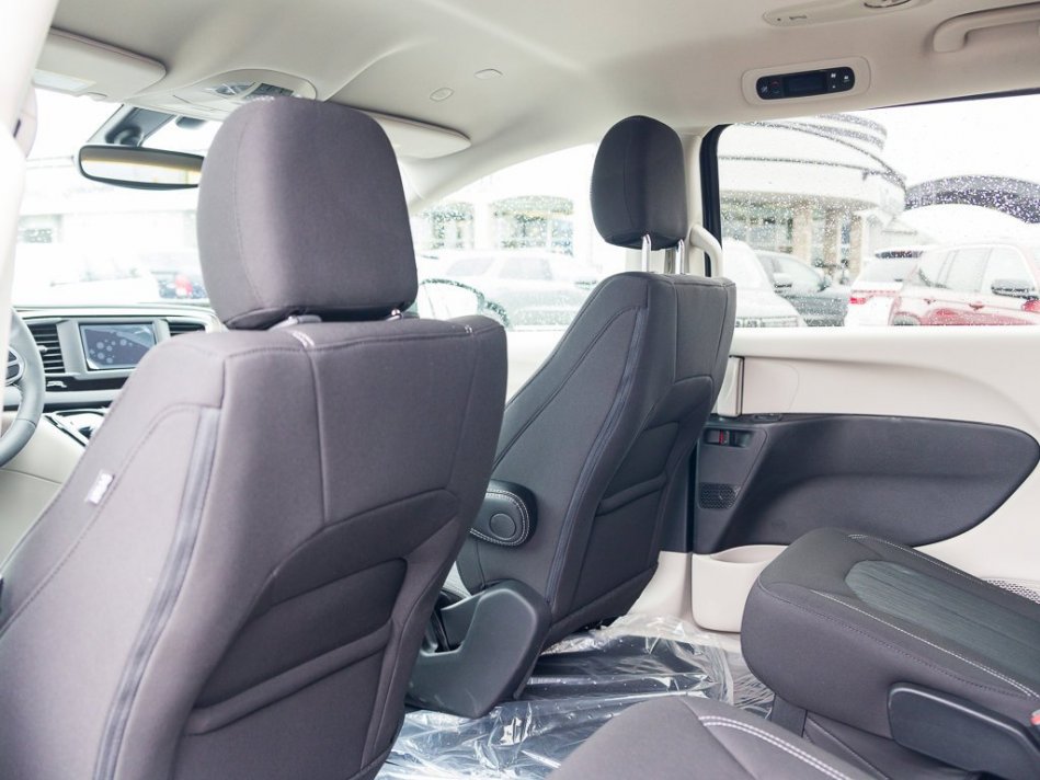 CHRYSLER Grand Caravan SXT 2C4RC1ZG7NR134537 105096