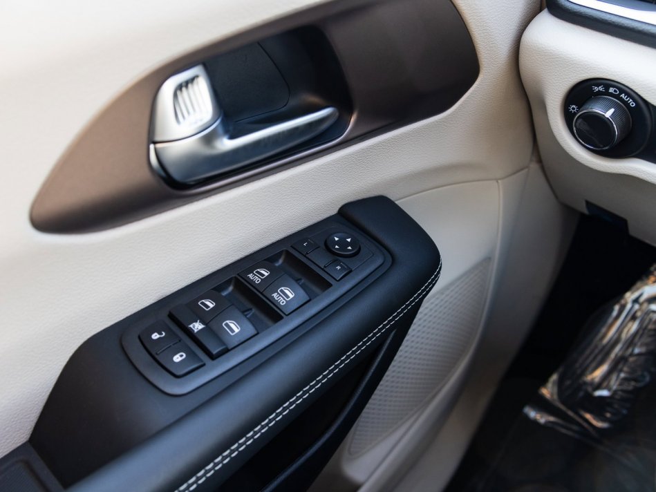 CHRYSLER Grand Caravan SXT 2C4RC1ZG9NR134538 105909