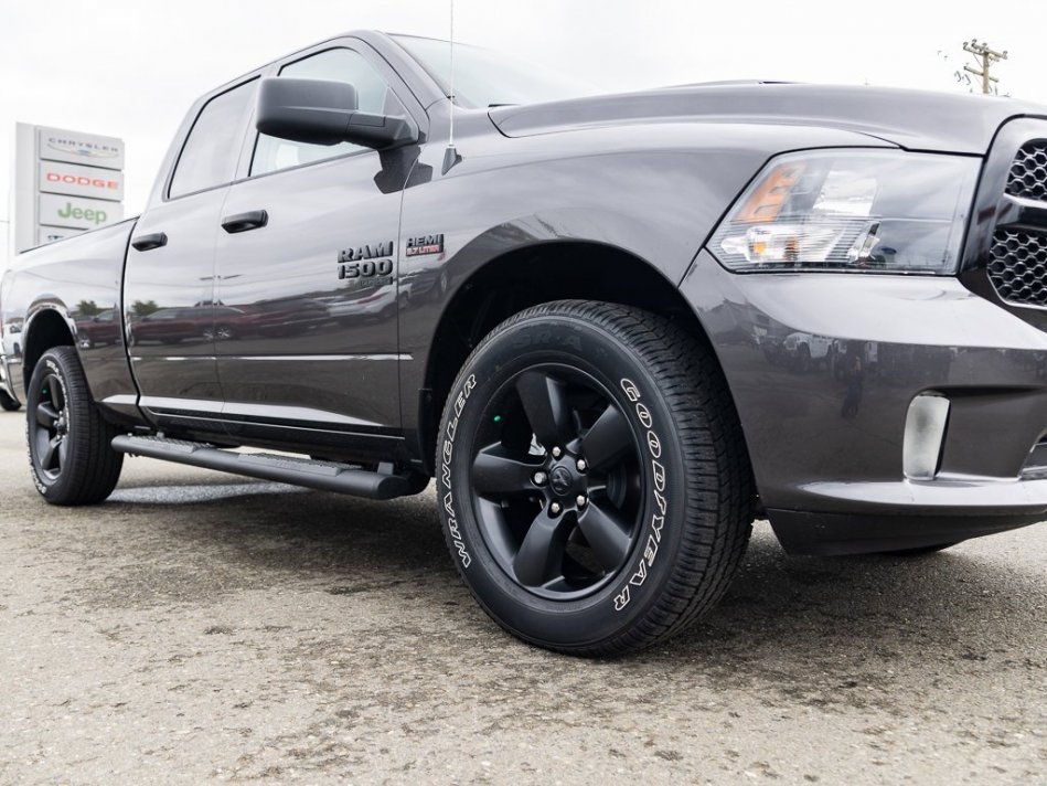 RAM 1500 Classic Night Edition 1C6RR7FT1NS171463 105584