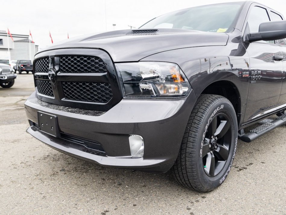 RAM 1500 Classic Night Edition 1C6RR7FT1NS171463 105585