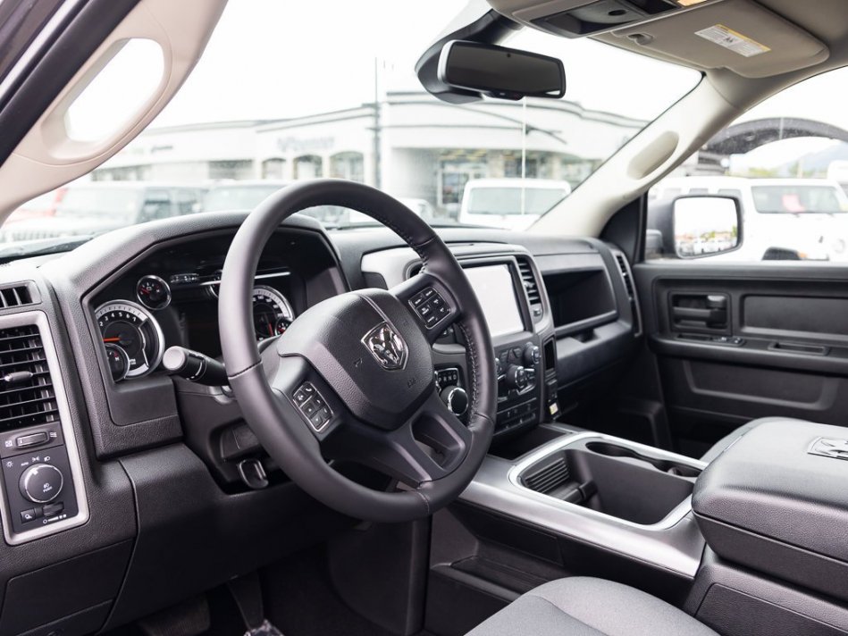 RAM 1500 Classic Night Edition 1C6RR7FT1NS171463 105587