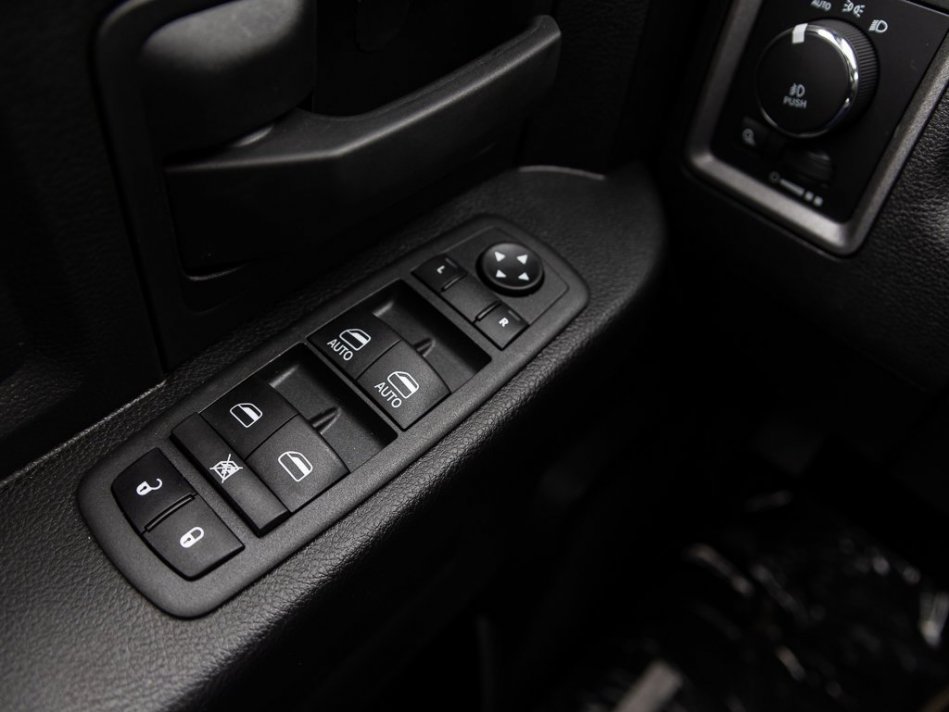 RAM 1500 Classic Night Edition 1C6RR7FT1NS171463 105592