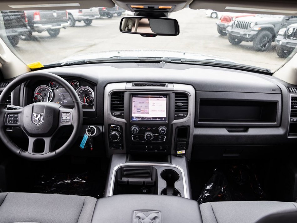 RAM 1500 Classic Night Edition 1C6RR7FT1NS171463 105595