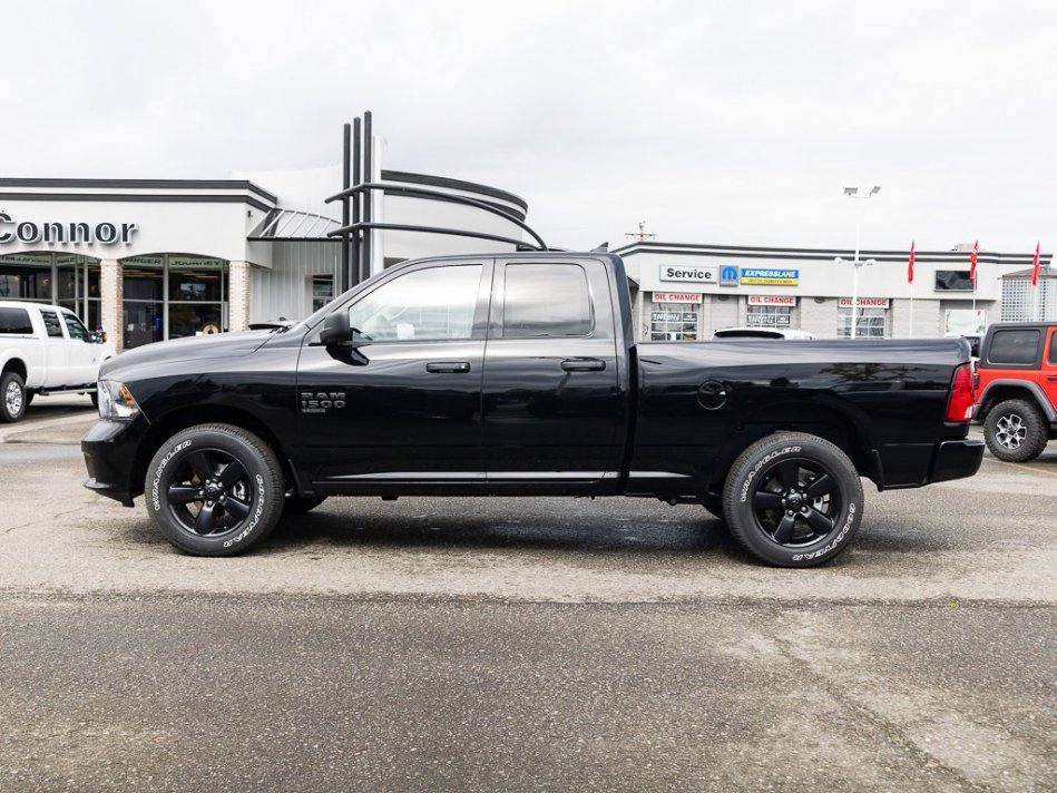 RAM 1500 Classic Night Edition 1C6RR7FG2NS174701 105796