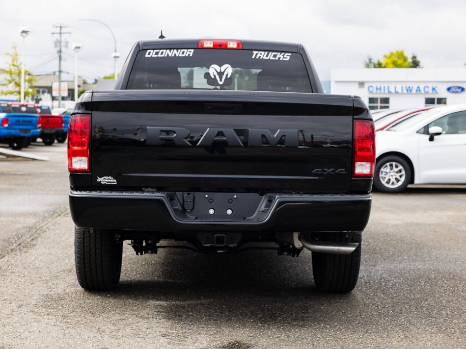 RAM 1500 Classic Night Edition 1C6RR7FG2NS174701 105798