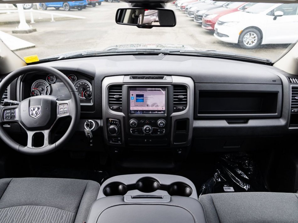 RAM 1500 Classic Night Edition 1C6RR7FG2NS174701 105812