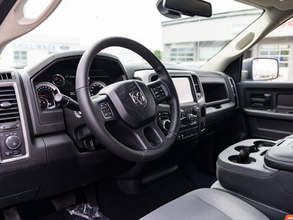 RAM 1500 Classic Night Edition 3C6RR7KT6NG258515 105274