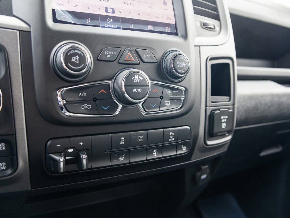 RAM 1500 Classic Night Edition 3C6RR7KT6NG258515 105276