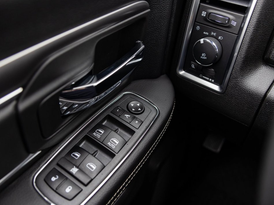 RAM 1500 Classic Warlock 1C6RR7LTXNS186810 106350