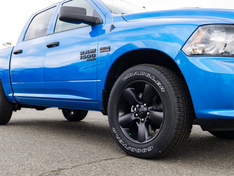 RAM 1500 Classic Night Edition 3C6RR7KT6NG284757 105756